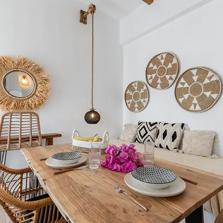 Maroussa's In Town With Sea View *