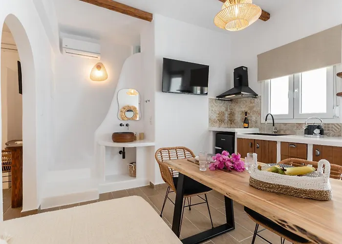 Maroussa's In Town With Sea View