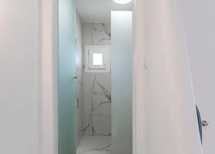 Maroussa's In Town With Sea View