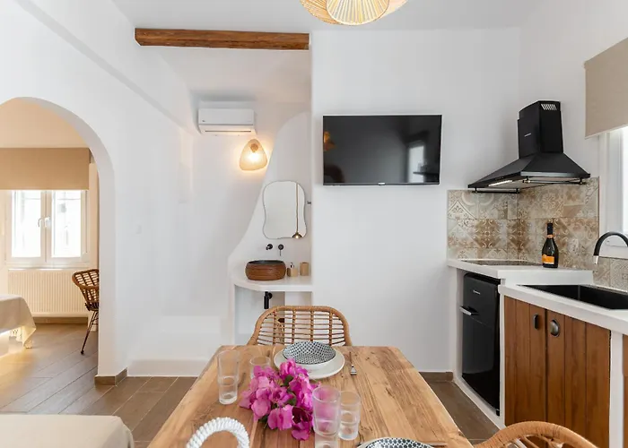 Maroussa's In Town With Sea View *