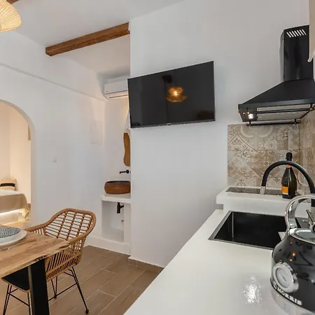 Maroussa's In Town With Sea View Апартаменты *